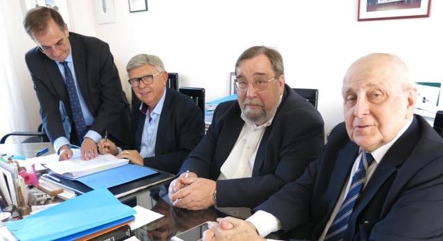 Michel Blondeau, maire de Déols, et Philippe Crochard, président de la FFT, ont officialisé, hier, la cession du site de La Martinerie.